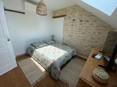 Un ou plusieurs lits dans un hébergement de l'établissement Maison chaleureuse avec piscine et aire de jeux