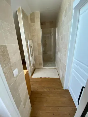 Salle de bains dans l'établissement Maison chaleureuse avec piscine et aire de jeux