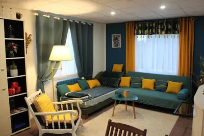 Coin salon dans l'établissement Les Conviviales de Seine-et-Marne