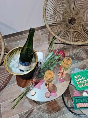 Boissons dans l'établissement Maison cosy avec jacuzzi