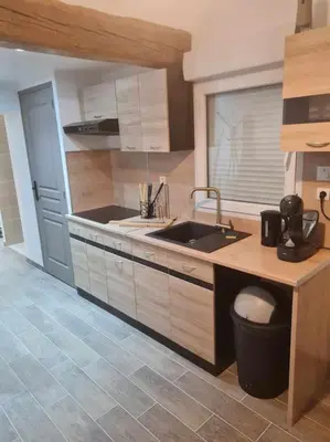 Cuisine ou kitchenette dans l'établissement Maison cosy avec jacuzzi