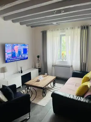 Télévision ou salle de divertissement dans l'établissement Maison de village
