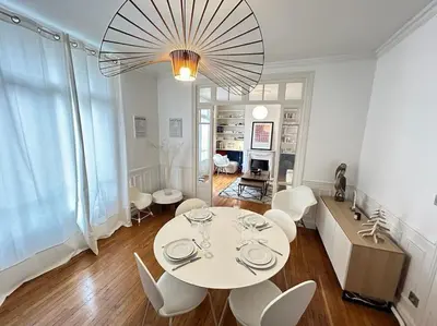 Cuisine ou kitchenette dans l'établissement Clou dans le fer hyper centre immeuble luxueux