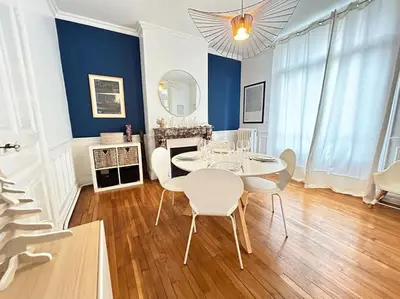 Coin salon dans l'établissement Clou dans le fer hyper centre immeuble luxueux