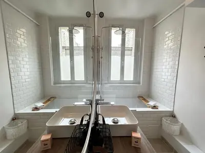 Salle de bains dans l'établissement Clou dans le fer hyper centre immeuble luxueux