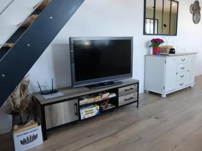 Télévision ou salle de divertissement dans l'établissement Gîte coté Jardin