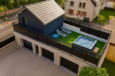 Piscine de l'établissement La Maison du faubourg & Spa ou située à proximité