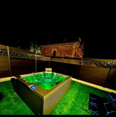 Piscine de l'établissement La Maison du faubourg & Spa ou située à proximité