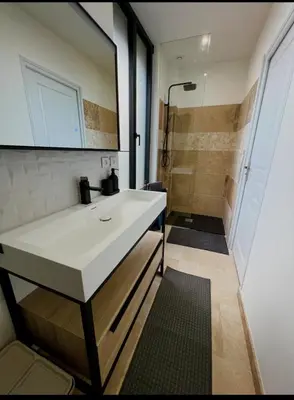 Salle de bains dans l'établissement La Maison du faubourg & Spa