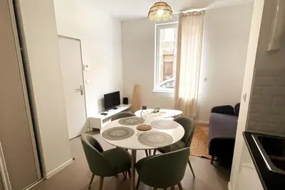 Télévision ou salle de divertissement dans l'établissement Charmant appartement Près de la Gare