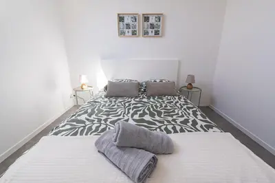 Un ou plusieurs lits dans un hébergement de l'établissement Tys Home, maison spacieuse avec parking