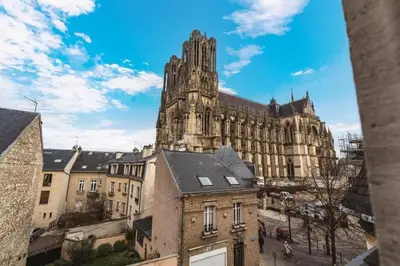 Vue générale sur Reims ou vue de la ville depuis l'appartement