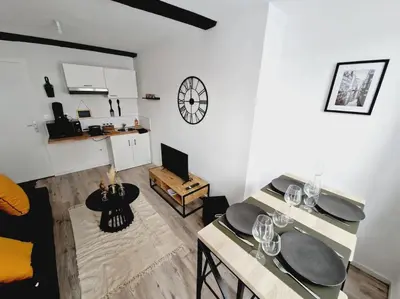 Télévision ou salle de divertissement dans l'établissement Appartements centre-ville Avesnes sur Helpe Duplex confort