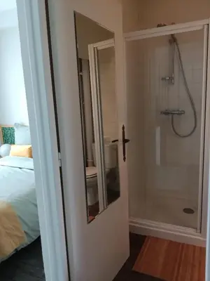 Salle de bains dans l'établissement Appartement au cœur de la Petite Cité de Caractère
