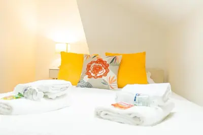Un ou plusieurs lits dans un hébergement de l'établissement Duplex Confortable en Centre avec 2 Chambres