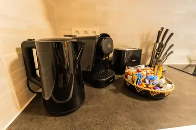 Plateau bouilloire dans l'établissement Duplex Confortable en Centre avec 2 Chambres