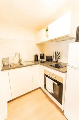 Cuisine ou kitchenette dans l'établissement Duplex Confortable en Centre avec 2 Chambres