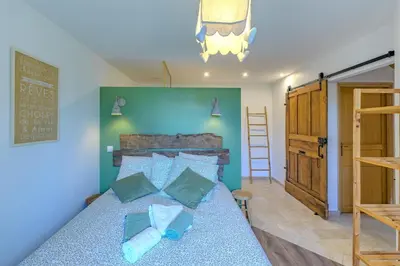 Un ou plusieurs lits dans un hébergement de l'établissement La Bergerie des 2 Tilleuls - Maison avec jacuzzi