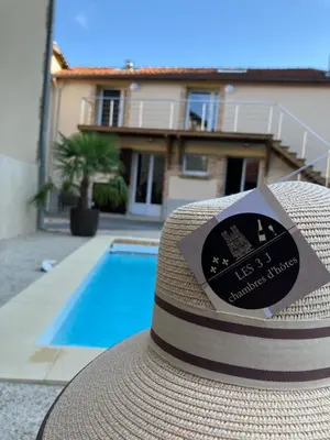 Piscine de l'établissement Les3Jchambresdhotes ou située à proximité