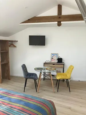 Télévision ou salle de divertissement dans l'établissement Les3Jchambresdhotes