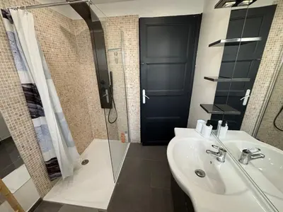 Salle de bains dans l'établissement Maison de ville Chauny