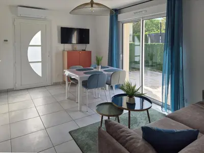 Télévision ou salle de divertissement dans l'établissement Ticya Lodge - Maison calme, neuve, proche de Disneyland Paris, parking privé