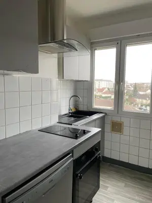 Cuisine ou kitchenette dans l'établissement T4 Compiegne