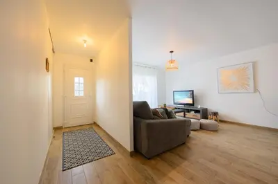 Télévision ou salle de divertissement dans l'établissement Maison plain pied