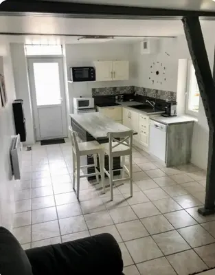 Cuisine ou kitchenette dans l'établissement Charmante petite maison à la campagne