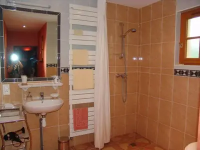 Salle de bains dans l'établissement Chambres élégantes au cœur de la forêt d'Argonne - FR-1-585-138