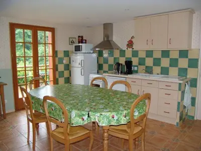 Cuisine ou kitchenette dans l'établissement Charmante Suite Yéménite accessible au cœur d'Argonne - FR-1-585-140