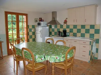 Cuisine ou kitchenette dans l'établissement Chambres typiques restaurées au cœur de l'Argonne - FR-1-585-141