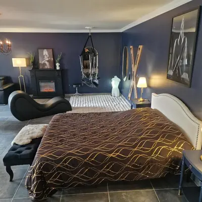 Coin salon dans l'établissement La Volupté Love Room Jacuzzi Baignoire