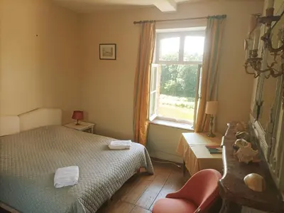 Un ou plusieurs lits dans un hébergement de l'établissement Château d'Hugémont- aile du Parc