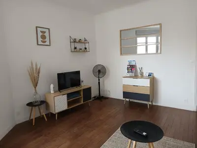 Télévision ou salle de divertissement dans l'établissement Appartement Emeraude 2 pers - L'Artdu'Net -