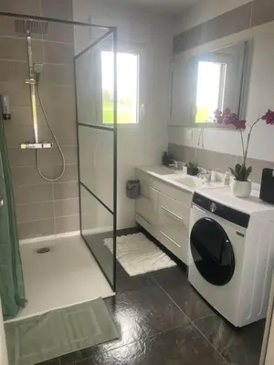 Salle de bains dans l'établissement Maison chaleureuse axe Reims-Laon-Soissons
