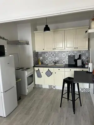 Cuisine ou kitchenette dans l'établissement Maola, calme et central