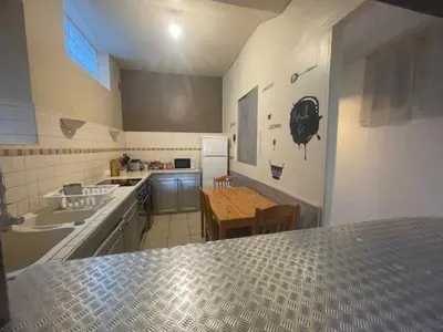 Cuisine ou kitchenette dans l'établissement T1 Proche centre et cité Tirlet