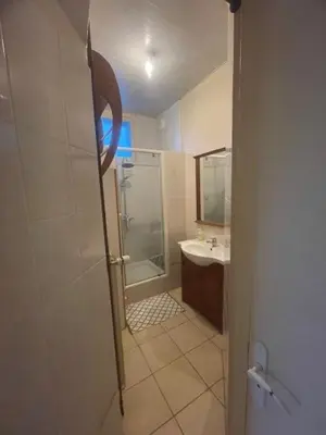 Salle de bains dans l'établissement T1 Proche centre et cité Tirlet