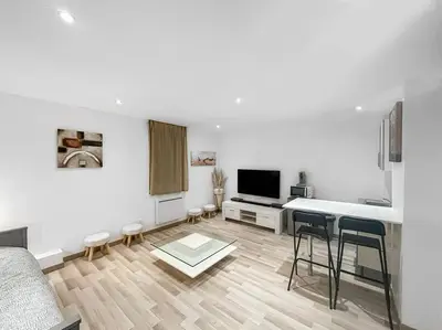 Télévision ou salle de divertissement dans l'établissement L'Oasis Champenois - Terrace, Garden, Wifi