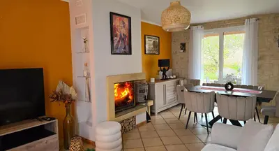 Télévision ou salle de divertissement dans l'établissement Le Clos de la Treille
