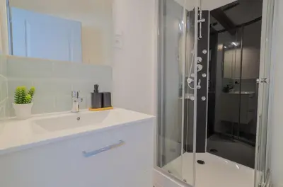 Salle de bains dans l'établissement ZenkaSerenity 2- 3 min Gare-IUT-wifi-Centre, Tout confort