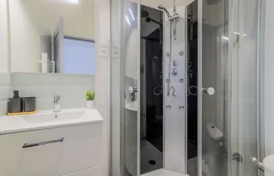 Salle de bains dans l'établissement ZenkaSerenity 2- 3 min Gare-IUT-wifi-Centre, Tout confort