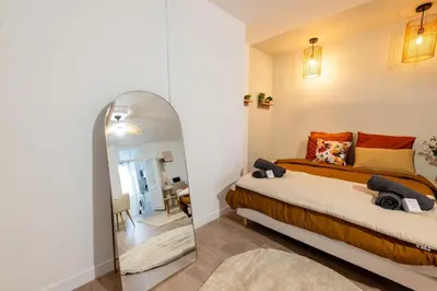 Un ou plusieurs lits dans un hébergement de l'établissement Studio Chic en Plein Centre-Ville