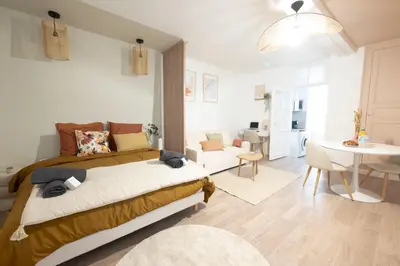 Un ou plusieurs lits dans un hébergement de l'établissement Studio Chic en Plein Centre-Ville