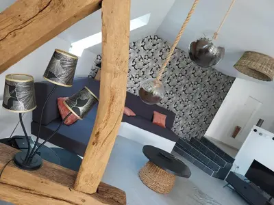 Coin salon dans l'établissement Le murmure du ruisseau - Pièce de vie 60 m2 - Terrasse 30 M2 - 2 WC
