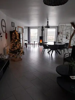 Coin salon dans l'établissement Le murmure du ruisseau - Pièce de vie 60 m2 - Terrasse 30 M2 - 2 WC