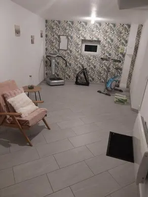 Télévision ou salle de divertissement dans l'établissement Le murmure du ruisseau - Pièce de vie 60 m2 - Terrasse 30 M2 - 2 WC