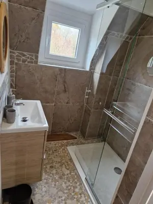 Salle de bains dans l'établissement appartement en pleine nature