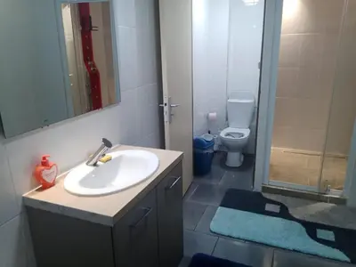 Salle de bains dans l'établissement Résidence les jardins secrets